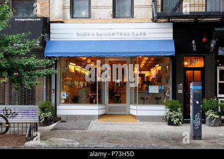 Russ & Daughters Cafe, 127 Orchard Street, New York, NY. Außenfassade eines jüdischen Komfort-Food-Cafés in der Lower East Side von Manhattan. Stockfoto