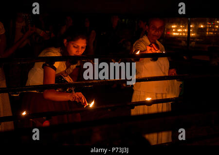 Beleuchtung Frauen Kerzen, Kataragama Tempel, Sri Lanka. Juli 2017 Stockfoto