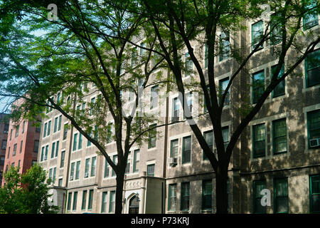 In 1917-8 gebaut, die Greystones wurden vom Architekten George H. Brunnen für die queensboro Corporation entwickelt wurde. Auf der 80th Street zwischen der 37th Ein entfernt Stockfoto