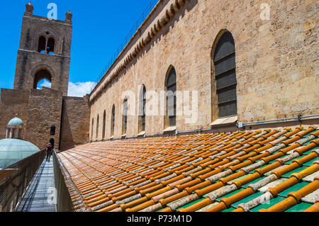 Außenansicht des Daches und einer der Türme der Santa Maria Nuova Kathedrale von Monreale in der Nähe von Palermo in Sizilien Stockfoto