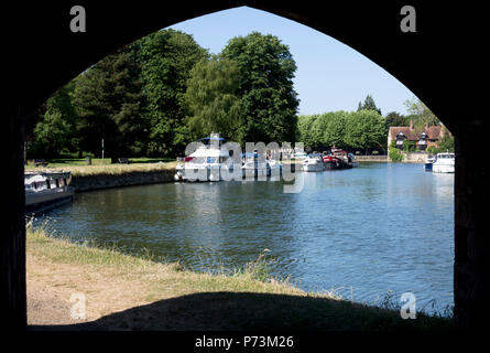 Blick auf die Themse unter Abingdon Brücke weg, Abingdon-on-Thames, Oxfordshire, England, Großbritannien Stockfoto