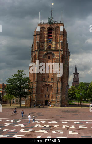 Die berühmten Wahrzeichen von Leeuwarden ist der Kirchturm Oldehove im alten Stadtzentrum. Im Vordergrund es sichtbar ist ein Teil der Kunst installati Stockfoto