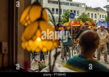 Straße an der Ecke Vismarkt und Folkingestraat in der Innenstadt von Groningen, Niederlande 2018. Stockfoto