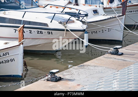 PALMA DE MALLORCA, SPANIEN - 8 November 2011: Nahaufnahme von günstig kleine Boote entlang des Paseo Maritimo am 8. November 2011 in Palma de Mallorca, Balearen Stockfoto