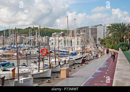 PALMA DE MALLORCA, SPANIEN - 8 November 2011: Schloss Bellver oben Promenade mit angelegten Boote und Radweg entlang des Paseo Maritimo am 8. November Stockfoto