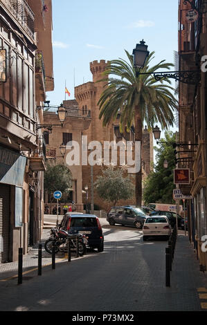 PALMA DE MALLORCA, SPANIEN - 8 November 2011: Almudaina mittelalterliche Burg und die Weihnachtsbeleuchtung am 8. November 2011 in Palma de Mallorca, Balearen Inseln Stockfoto