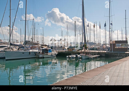 PALMA DE MALLORCA, SPANIEN - 9 November 2011: Luxus Yachten vor Anker entlang des Paseo Maritimo am 9. November 2011 in Palma de Mallorca, Balearen, Stockfoto