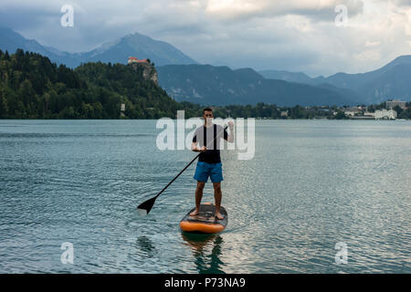 Stand up Paddle Boarding auf dem See Stockfoto