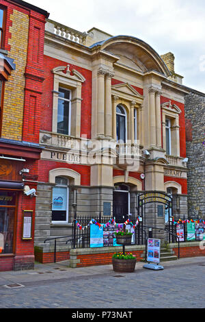 Carnegie House, Bridgend. Im Jahre 1907 als Bibliothek mit einem substanziellen Beitrag von £ 2000 von Andrew Carnegie der Scottish - amerikanische Philanthrop gebaut. Stockfoto