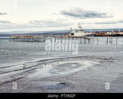 Blick auf den Hafen und den Flughafen in Punta Arenas, Chile mit ständigen am Pier grosses Schiff Stockfoto