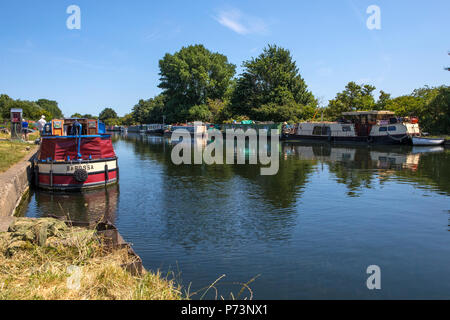 LONDON, Großbritannien - 3.Juli 2018: Blick auf das Haus Boote auf dem Fluss Lea an der Stonebridge Lock in Tottenham, London günstig, am 3. Juli 2018. Stockfoto