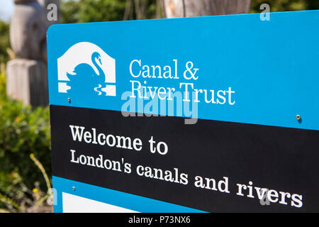LONDON, Großbritannien - 3.Juli 2018: Ein Zeichen durch den Kanal und Fluss Vertrauen auf den Fluss Lea an der Stonebridge Lock in Tottenham, London, am 3. Juli 2018. Stockfoto