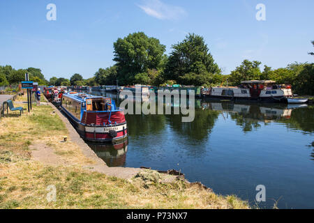 LONDON, Großbritannien - 3.Juli 2018: Blick auf das Haus Boote auf dem Fluss Lea an der Stonebridge Lock in Tottenham, London günstig, am 3. Juli 2018. Stockfoto