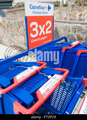 Carrefour Supermarkt Einkaufswagen in Spanien Stockfoto