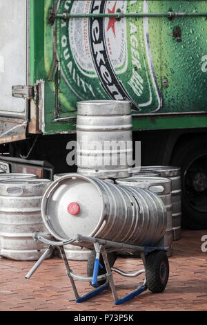 Bierfässer zu Pubs geliefert. Ein Mangel an Kohlendioxid (Juli 2018) die Lieferung von Lebensmittel sowie Effekt könnte Bier/Lager Stockfoto