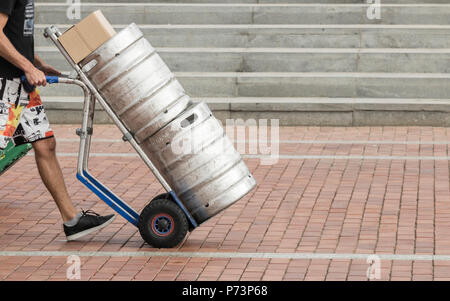 LKW-Fahrer liefert Bierfässer, Fässer an Riegel. LKW-Fahrermangel, CO2-Mangel... Konzept Stockfoto