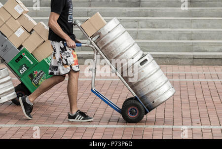 LKW-Fahrer liefert Bierfässer, Fässer an Riegel. LKW-Fahrermangel, CO2-Mangel... Konzept Stockfoto