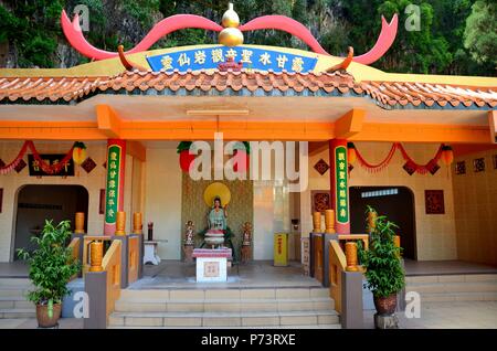 Chinesische Gottheit Göttin in Vestibül auf Ling Tong Sen taoistischen Höhlentempel Ipoh Malaysia Stockfoto