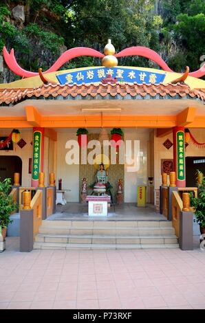 Chinesische Gottheit Göttin in Vestibül auf Ling Tong Sen taoistischen Höhlentempel Ipoh Malaysia Stockfoto