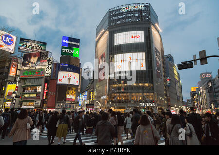 Eine große Anzahl von Personen, aus jeder Richtung gleichzeitig hier in Shibuya, der belebtesten Kreuzung in der Welt, Shibuya, Tokio, Japan. Stockfoto