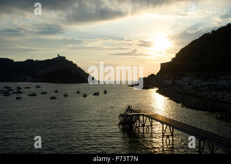 Bilder von Donostia/San Sebastián Baskenland 2018, Playa de Ondarreta und Playa Concha und Strände. Sonnenuntergang am Strand von La Concha Stockfoto