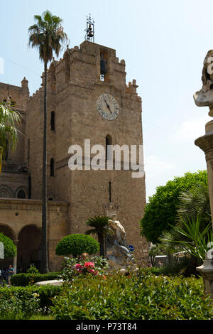 Italien Sizilien Balestrate Arabischen normannische Kathedrale Duomo erbaut 1172 - 1189 von Wilhelm II. Clock Tower bells Gärten statue Palmen Rosen Stockfoto