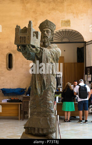 Italien Sizilien Balestrate Arabischen normannischen Stil Kathedrale gebaut 1172 - 1189 Bronze Skulptur statue König Wilhelm II. mit dem Duomo zu Jungfrau Maria Stockfoto