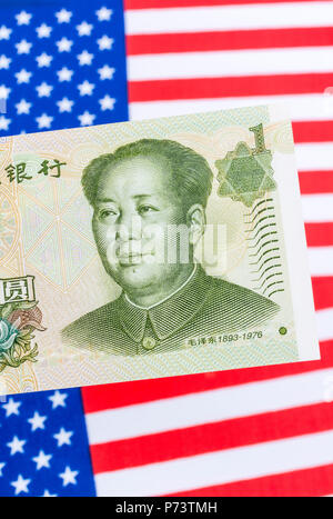 US Flag/Sterne und Streifen mit 1 Yuan Banknote - Metapher US-China trade Krieg/Handelsstreit/Trumpf Stahltarife, Chinesischer Renminbi Yuan Schwäche. Stockfoto