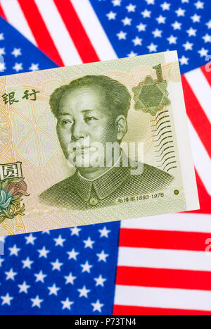 US Flag/Sterne und Streifen mit 1 Yuan Banknote - Metapher US-China trade Krieg/Handelsstreit/Trumpf Stahltarife, Chinesischer Renminbi Yuan Schwäche. Stockfoto