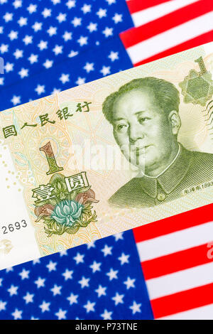 US Flag/Sterne und Streifen mit 1 Yuan Banknote - Metapher US-China trade Krieg/Handelsstreit/Trumpf Stahltarife, Chinesischer Renminbi Yuan Schwäche. Stockfoto