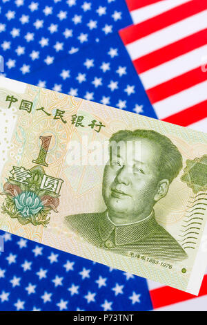 US Flag/Sterne und Streifen mit 1 Yuan Banknote - Metapher US-China trade Krieg/Handelsstreit/Trumpf Stahltarife, Chinesischer Renminbi Yuan Schwäche. Stockfoto