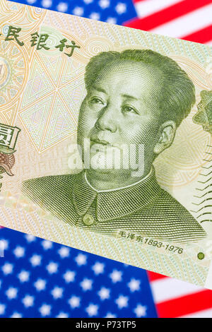 US Flag/Sterne und Streifen mit 1 Yuan Banknote - Metapher US-China trade Krieg/Handelsstreit/Trumpf Stahltarife, Chinesischer Renminbi Yuan Schwäche. Stockfoto