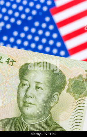 US Flag/Sterne und Streifen mit 1 Yuan Banknote - Metapher US-China trade Krieg/Handelsstreit/Trumpf Stahltarife, Chinesischer Renminbi Yuan Schwäche. Stockfoto