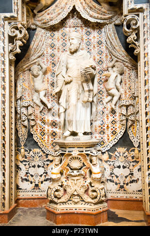 Italien Sizilien Arabischen normannische Kathedrale Duomo di Monreale erbaut 1172 - 1189 von König William II statue Skulptur Sockel Isaias engelchen Engel Stockfoto