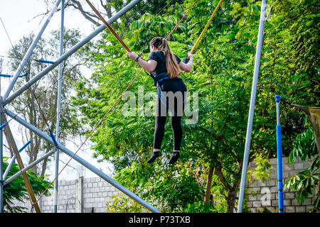 Junge Mädchen Spaß haben auf dem Seil am Morgen springen Stockfoto