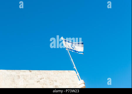 Israel, Jerusalem - 24. Juni 2018: Die israelische Flagge auf der Oberseite des Jerusalem Historisches Rathaus Gebäude - das Rathaus Während des britischen Mandats Stockfoto