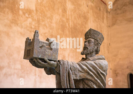 Italien Sizilien Balestrate Arabischen normannischen Stil Kathedrale gebaut 1172 - 1189 Bronze Skulptur statue König Wilhelm II. mit dem Duomo zu Jungfrau Maria Stockfoto