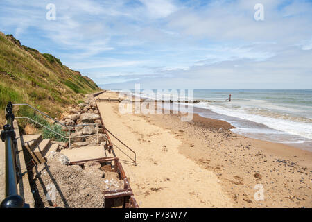 Wellen Bremsen über Meer Wänden in Mundesley Norfolk, England Stockfoto