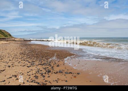 Wellen Bremsen über Meer Wänden in Mundesley Norfolk, England Stockfoto