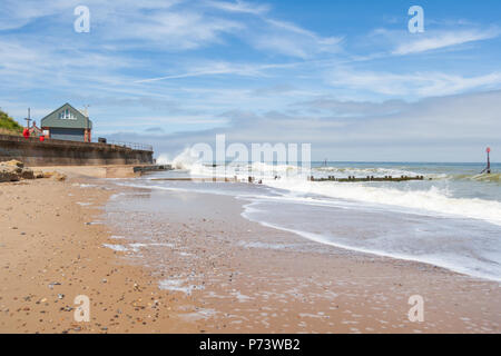 Wellen Bremsen über Meer Wänden in Mundesley Norfolk, England Stockfoto