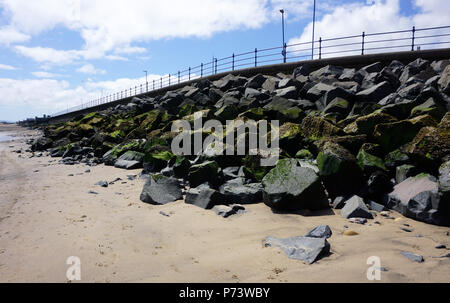 Strand von Seaton Carew Hartlepool, England im Sommer Meer Verteidigung und Sea Wall Stockfoto