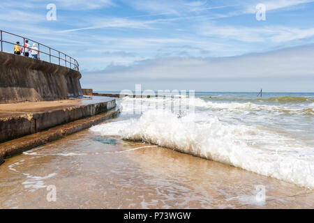 Wellen Bremsen über Meer Wänden in Mundesley Norfolk, England Stockfoto