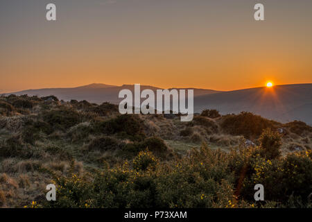 Die untergehende Sonne auf Dartmoor, gießen einen schönen goldenen Licht Stockfoto