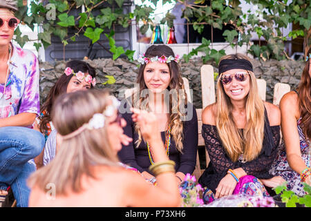 Freundschaft und Beziehung für kaukasische Yong schöne Frauen Spaß zusammen in Outdoor Freizeitaktivitäten Aktivität. coloyred Kleider und Art hippy Styl Stockfoto