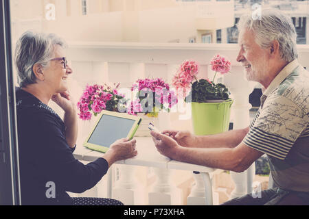 Senior happy kaukasischen Paar in Outdoor Freizeitaktivitäten Aktivität mit Technologie, Ti, Chat und Videokonferenz mit Freunden. Lebensstil zu Hause in Modus Stockfoto