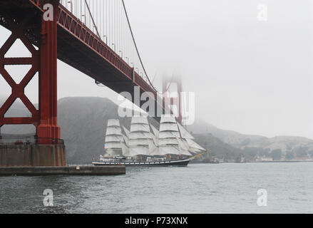 Russische Tall Ship Pallada segelt unter der Golden Gate Bridge im Nebel in der Bucht von San Francisco Stockfoto