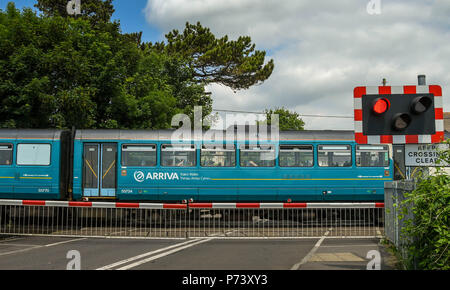 Diesel s-bahn vorbei an einem Bahnübergang, wie es auf den Rhoose Cardiff International Airport Bahnhof in das Tal von Glamorgan, Wales kommt Stockfoto