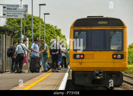 Passagiere auf einem Diesel S-Bahn auf Gleis 1 in Rhoose Cardiff International Airport Bahnhof in das Tal von Glamorgan, Wales Stockfoto