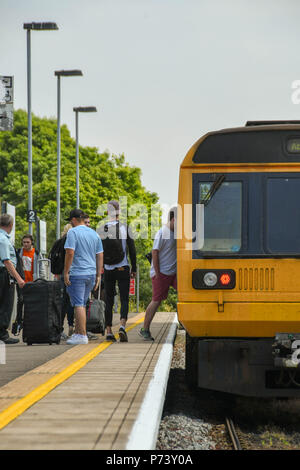 Passagiere auf einem Diesel S-Bahn auf Gleis 1 in Rhoose Cardiff International Airport Bahnhof in das Tal von Glamorgan, Wales Stockfoto