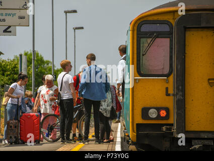 Passagiere auf einem Diesel S-Bahn auf Gleis 2 in Rhoose Cardiff International Airport Bahnhof in das Tal von Glamorgan, Wales Stockfoto